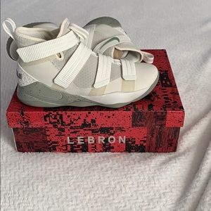 LeBron Soldier XI SFG Size 13